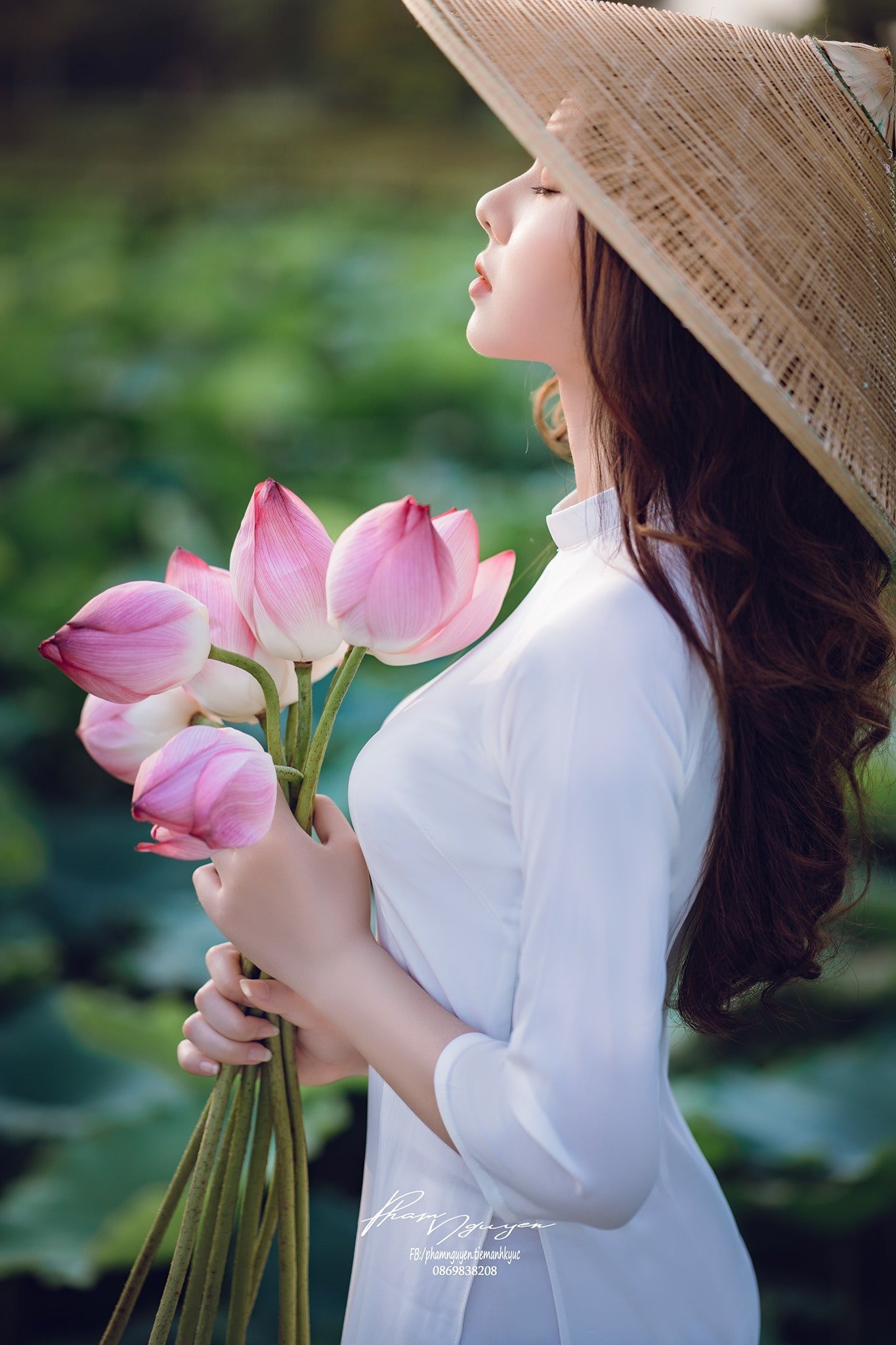 35 cách tạo dáng chụp ảnh áo dài hoa sen tuyệt đẹp