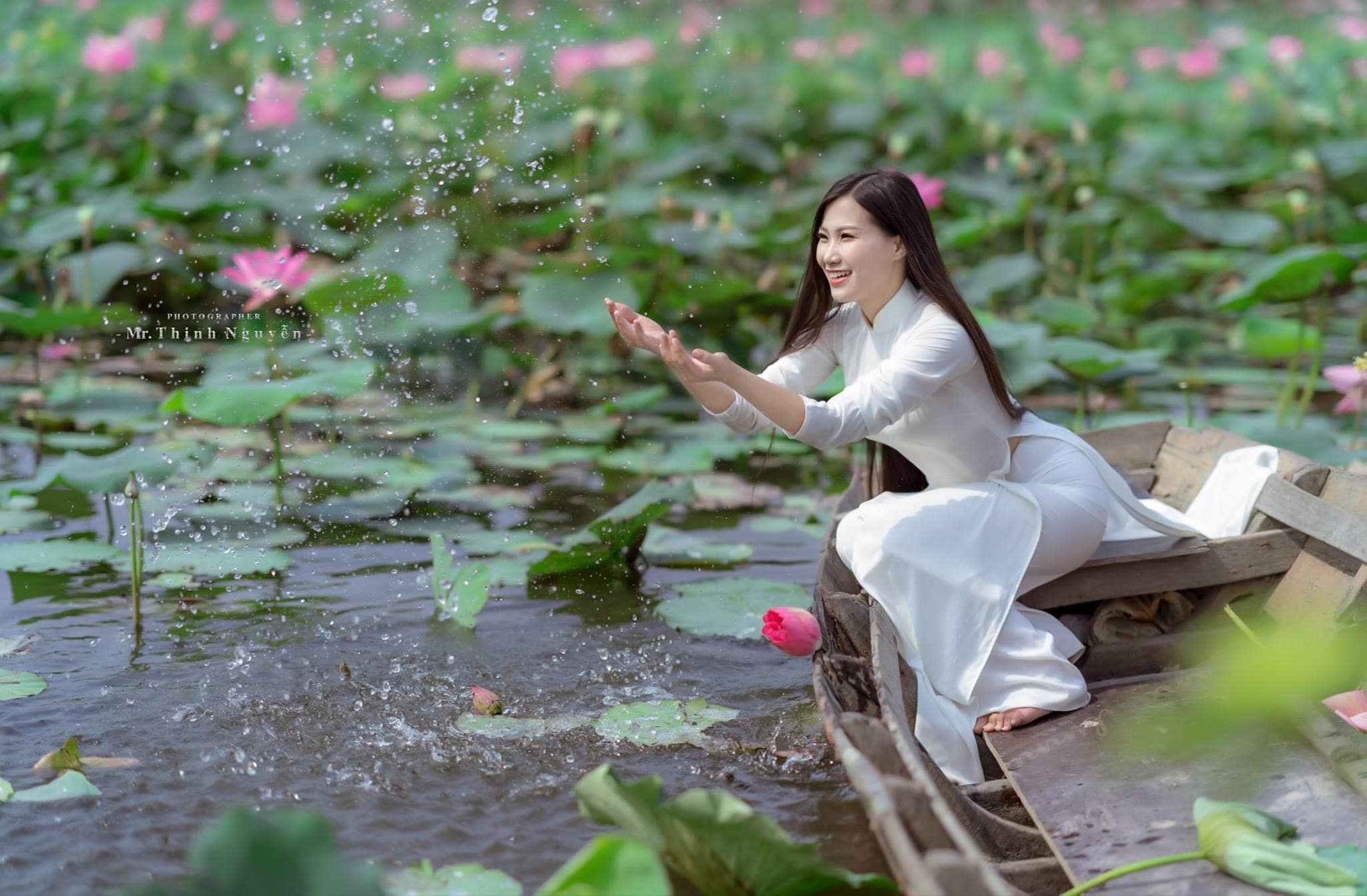 39 cách tạo dáng chụp ảnh với hoa sen tuyệt đẹp - HThao Studio