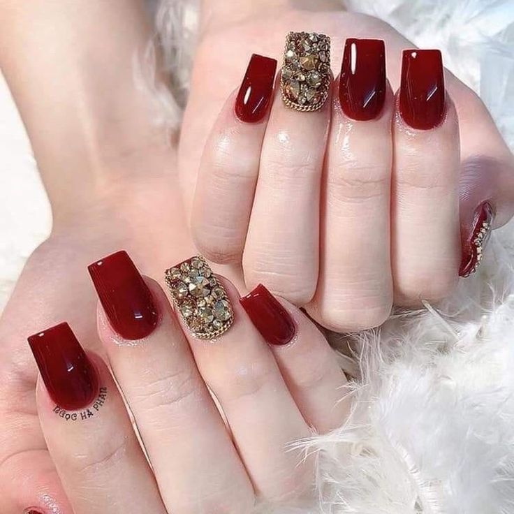 Top 20 mẫu móng tay đính đá đẹp màu đỏ hot trend