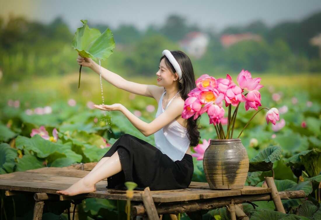 Cách tạo dáng chụp ảnh với hoa sen đẹp hút hồn