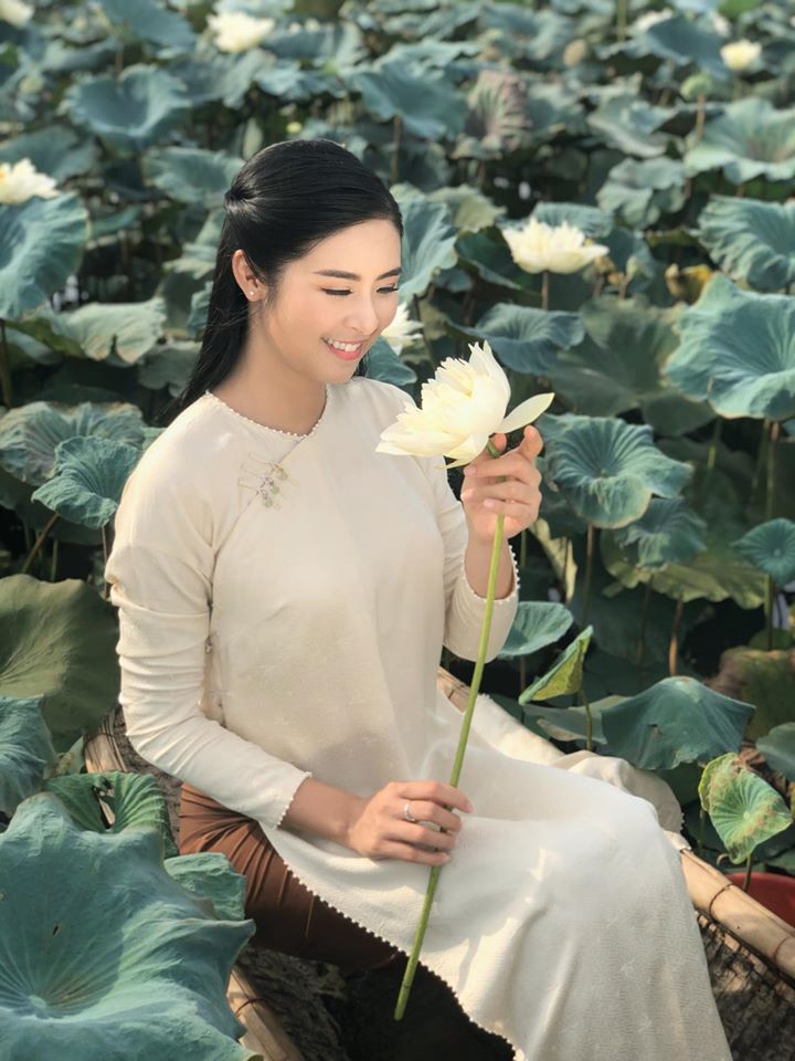 Hoa hậu Ngọc Hân mặc áo dài bên hoa sen đẹp mong manh như mỹ nhân thời xưa - Phong cách sao - Việt Giải Trí