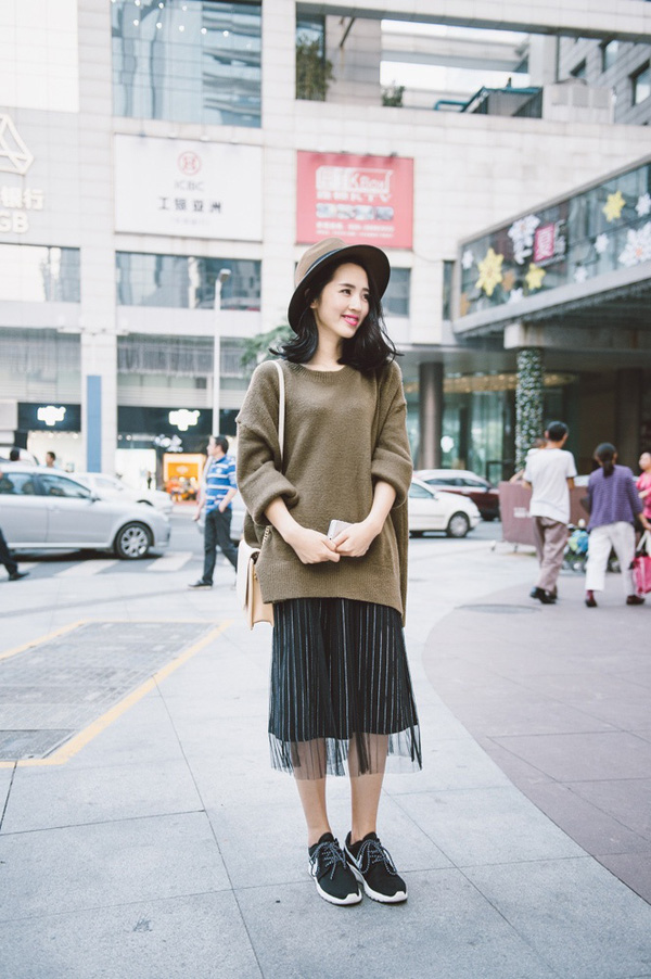 Cách mix áo len với chân váy dài đơn giản mà đẹp để bạn thỏa sức diện đông