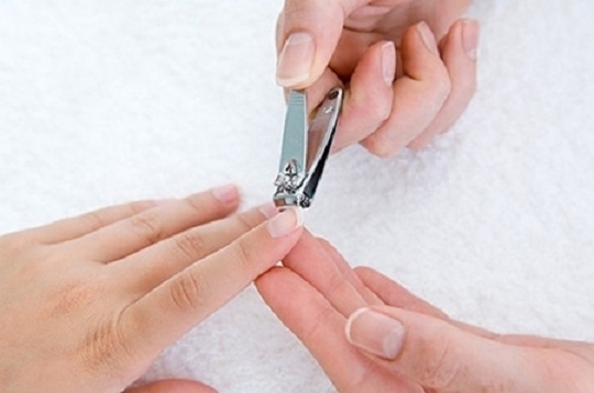 Sau sinh bao lâu thì được cắt tóc, gội đầu cắt móng tay? |