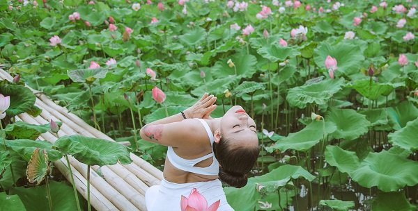 Người đẹp chụp ảnh tập Yoga cùng hoa sen trông đẹp hút hồn | Tin tức Online