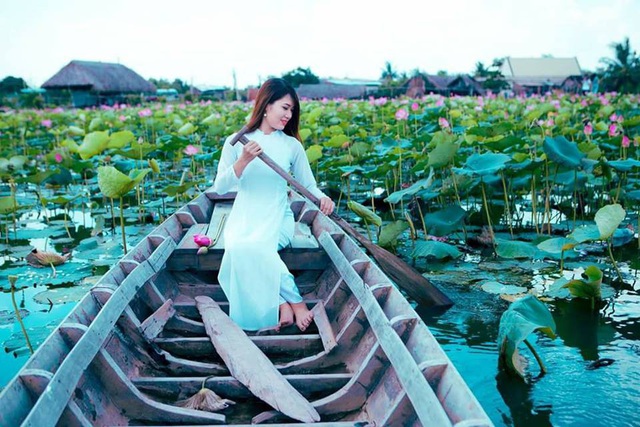 Giới trẻ phát sốt với đầm sen đẹp ngỡ ngàng giữa lòng Sài Gòn | Báo Dân trí