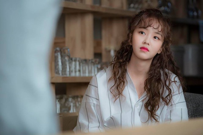 Dù để tóc xoăn tít, Kim So Hyun cũng vẫn đẹp rạng ngời trong phim “Radio Romance” - Cổng Thông Tin & Thương Mại Việt Nam - Hàn Quốc