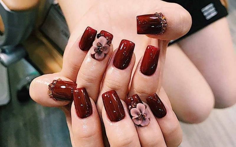 Những mẫu móng tay đính đá đẹp màu đỏ “hot trend” không thể bỏ lỡ - TungChi&amp;#39;N