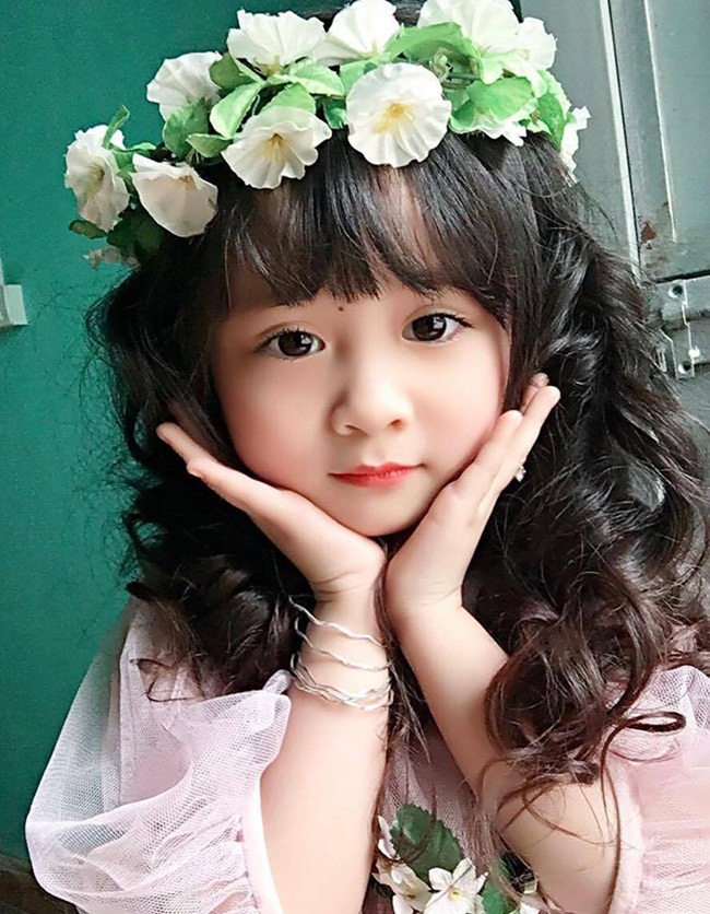 Những kiểu hình ảnh tóc xoăn cho bé gái dễ thương và đáng yêu