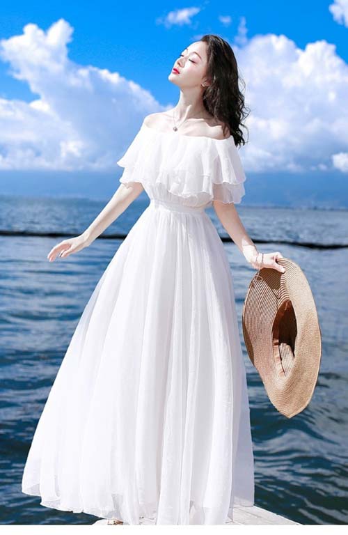 Đầm suông dài trắng thiết kế hở vai phong cách đi biển hứa hẹn mang đến những khung hình thật đẹp và xinh xắn cho các bạn nữ