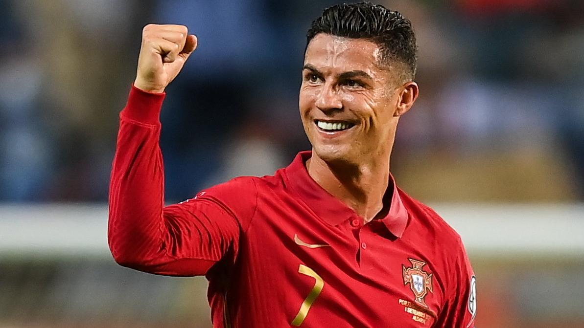 Cristiano Ronaldo cuối cùng đã đặt chân xuống Manchester và được đưa tới biệt thự hàng triệu bảng để cách ly - Bang Sport