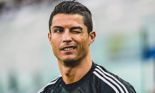 Ronaldo: Từ những mái tóc thời trang tới… đầu trọc